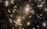 ©&nbsp;NASA

Это фотография параллельного поля галактического кластера&nbsp;Abell 370. Она была собрана из&nbsp;снимков, сделанных в&nbsp;видимом и&nbsp;инфракрасном свете. Позиция поля в&nbsp;небе близка к&nbsp;эклиптике, плоскости нашей Солнечной системы. Это зона, где расположены большинство астероидов, вот почему астрономы «Хаббла» увидели их&nbsp;так много.
