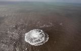 La erupción de un volcán submarino.

A diferencia de sus hermanos terrestres, los volcanes no извергают vapor y gases. La enorme presión del agua simplemente no les permite hacerlo. Pero la lava en erupción de ventilación, tendido en el fondo del océano, y se solidifica rápidamente, de manera que se está cayendo a pedazos, formando la arena y las piedras. Luego, las corrientes oceánicas se contagian y llevan lejos de la zona de la erupción.
Traducido del servicio de «Yandex.Traductor»