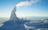 In Antarctica there is an amazing volcano Erebus of interest to different scientists. Amazing is that unlike most volcanoes, which, after a flurry of activity and fall asleep for a long period, Erebus is valid for a long time. He was "involved" in 1972, and since then not "off".
Have volcano and other landmarks. Two extremes, adjacent to each other, fire and ice, create wonderful structures on the surface of steaming ice tower. Steam coming out from the depths of the volcano along faults and cracks in the harsh conditions condenseries and freezes, over and over again forming hollow structures of different shapes. Looking at these pipes, Willy-nilly, and compare them to the chimneys of the village houses.
Translated by «Yandex.Translator»