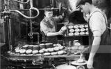 Manufacture of clay pigeon targets for trap shooting. England, 1935.
Translated by «Yandex.Translator»