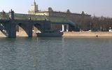 La caída del puente de la sombra de una ilusión nada barco en el río.

Pushkinskaya paseo en moscú.
Traducido del servicio de «Yandex.Traductor»