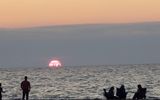 Autor: wesskywalkerLa línea del horizonte de Chicago es visible desde casi 50 millas de distancia al atardecer en las dunas de Indiana.