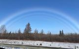 Halo de hielo. Este efecto se produce cuando la luz del sol se refleja en los cristales de hielo en el cielo