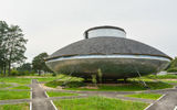 La construcción en forma de platillo volante (previsto el museo a la ufologa o restaurante, pero ahora está vacante) en Щелковском en el área de la aldea de Протасово por el camino en Фряново por el lado derecho.
Traducido del servicio de «Yandex.Traductor»