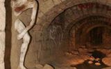 Скульптура прохожих через стены (Le Passe-muraille) в парижских катакомбах
