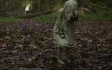 Скульптор Лора Форд родом из Кардиффа, Уэльс. Проект&nbsp;Weeping Girls&nbsp;был осуществлен Лорой для шотландского парка развлечений&nbsp;Jupiter Artland&nbsp;- пять скульптур установлены в пяти разных местах парка, среди зарослей и густого кустарника. "Девочки просят, чтобы их нашли", - так звучит общий концепт инсталляции; в голове сразу всплывают сюжетные завязки самых кошмарных японских хорроров.
