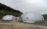 Robert Kamner moved from Bucharest to the Romanian hinterland, and has created an unusual home for his family. To do newly the architect and the Builder decided in the small town of Zarnesti. Camner created a dome-like building, very similar to an unidentified flying object.
Translated by «Yandex.Translator»