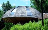 Дом в форме летающей тарелки (House Shaped Like a Flying Saucer) в США.
