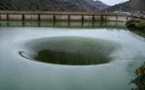 El drenaje de la presa es el tubo (a veces de puerta de enlace), que está diseñado para controlar el nivel del agua alrededor de la presa. Hay de diferentes diámetros y formas (por ejemplo, un círculo o un cuadrado).
Traducido del servicio de «Yandex.Traductor»