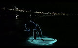Команда австралийских серферов решила отметить начало сезона необычным креативом. Они оснастили свои гидрокостюмы и доски гибкими трубками со светодиодной подсветкой и сняли видео на фоне ночного океана.
