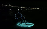 El equipo de surfistas australianos decidió marcar el inicio de la temporada inusual creatividad. Han equipado sus trajes de neopreno y la tabla de los tubos flexibles con retroiluminación led y han quitado el vídeo en el fondo de la noche de los océanos.
Traducido del servicio de «Yandex.Traductor»