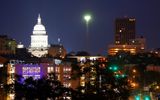 Torre de la luz de la Luna en Austin, Texas (2009)Una torre de luz de Luna o torre lunar es una estructura de iluminación diseñada para iluminar áreas de una ciudad o ciudad por la noche.Las torres eran populares a finales del siglo XIX en ciudades de Estados Unidos y Europa; [ cita requerida ] fueron más comunes en los años 1880 y 1890. En algunos lugares, se usaron cuando el alumbrado público estándar con lámparas más pequeñas, más cortas y más numerosas no era práctico. En otros lugares, se aplicaron además del alumbrado público a gas. Las torres estaban destinadas a iluminar áreas, a menudo varias cuadras a la vez, según el principio de "alta luz".