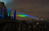 Global rainbow, after the storm — 56 kilometros de láser de instalación en la ciudad de nueva york. Ella existió solo en tres de la tarde del 27 al 29 de noviembre del año 2012. 
Traducido del servicio de «Yandex.Traductor»