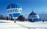 En la empresa Festo, que fabrica globos, hay una muestra bastante interesante entre sus productos habituales. ¡Parece globos normales, pero uno de ellos por alguna razón vuela boca abajo!Este globo "invertido" se parece a un globo normal con una cesta hacia arriba. Pero es solo ese diseño. Los pasajeros se sentaron cómodamente en la segunda cabina debajo del globo.La falsa impresión de pánico se ve reforzada por su hermano gemelo normal, que a menudo se lanza junto con un globo "invertido". ¿Para qué? Además de la mejora banal del contraste, otra razón para la necesidad de volar simultáneamente estas "antípodas" es que debido a la forma de lágrima invertida del globo en una verdadera canasta de "anti-globo", hay una muy mala revisión. Para el seguro y lanzar un globo regular de acompañamientoAdemás, si en la cabina de una bola Festo normal, además del piloto, se pueden colocar cuatro pasajeros más, entonces solo un piloto vuela en la "bola anti". La altura y el ancho de ambos globos son los mismos, pero el globo invertido tiene menos volumen de globo. Tal vez esta diferencia se explica por el diseño intrincado y la canasta falsa fijada en la parte superior. Los "gemelos" voladores de Festo ya han logrado convertirse en una celebridad mundial en los círculos aeronáuticos.