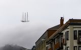 Increíble foto tomada en el momento y lugar correctos. Estas antenas en el techo de la torre Sutro en San Francisco parecen un barco fantasma