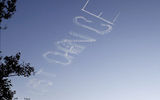 Skywriting es un cuadro de texto en el cielo, que hace un pequeño avión con el uso de humo.

En el cielo de Манхеттеном aparecían enormes título "Lost Our Lease", "Last chance" y "Now open".
Traducido del servicio de «Yandex.Traductor»