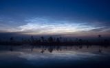 Серебристыеоблака.

Estas nubes son visibles en profundidad en el crepúsculo. Ellos generalmente se observan en los meses de verano en las latitudes entre los 43° y 60° (norte y latitud sur).

La altura de unos 85 km.
Traducido del servicio de «Yandex.Traductor»