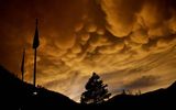 Вымеобразные la nube (Sc mam)

Otro nombre para вымеобразных de las nubes, las nubes. En que se parecen a las bolsas, adjuntos al cielo. El tamaño de cada uno de esos saquitos-celdas alcanzan los 500 metros. Su color generalmente gris, azul o dorado-rojizo, si se les caen los rayos directos solares. Estas nubes se forman en latitudes tropicales.

La altura de 0.7-2 km
Traducido del servicio de «Yandex.Traductor»