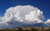 Nubes cumulonimbus (CumulonimbusCb)

Nubes cumulonimbus se forman como resultado del desarrollo continuo de nubes (cúmulos). Constituyen un potente кучевообразные de la masa, es muy fuerte desarrolladas verticalmente en forma de montañas y torres. A menudo se extienden desde la parte inferior hasta la superior. Cerrando el sol, son muy reducen la iluminación. La cima de su приплюснуты y tienen волокнистую перистообразную la estructura, a menudo, una forma característica наковален. Nubes cumulonimbus son en la parte superior de los cristales y de gotas de tamaño, hasta los más grandes. Se dan precipitaciones ливневого de la naturaleza. Con estas nubes se asocian a menudo tormentosas fenómeno, por eso se llaman todavía rayos (y también ливневыми). En el fondo de su menudo se observa el arco iris. Debajo de la base de estas nubes, así como bajo el fractus, a menudo se observan acumulaciones rasgadas nubes.

La altura de la base de 0.5 a 1.5 km. de la misma nube puede extenderse incluso en latitudes medias hasta 12 o 13 km
Traducido del servicio de «Yandex.Traductor»