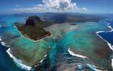 Underwater waterfall