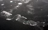 Una foto aérea que muestra dos capas de hielo delgadas que se mueven una hacia la otra. A lo largo de la longitud del contacto entre dos hojas, las áreas donde una hoja sube a la otra se alternan con otras, y viceversa. Las áreas más claras son lugares donde el grosor del hielo se ha duplicado debido al proceso de superposición. Este circuito se conoce como rafting. En muchos casos es sistemática.