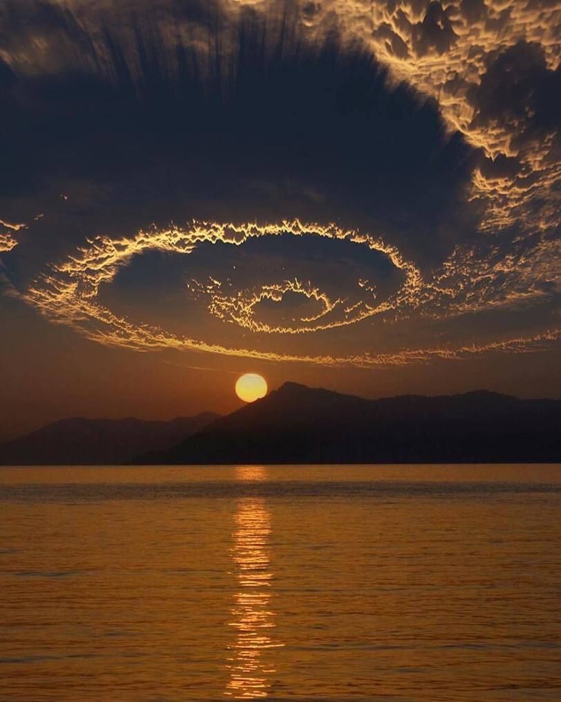 El choque de dos corrientes de aire con las nubes. Puesta de sol sobre el Valle de las mariposas en turquía.
Traducido del servicio de «Yandex.Traductor»