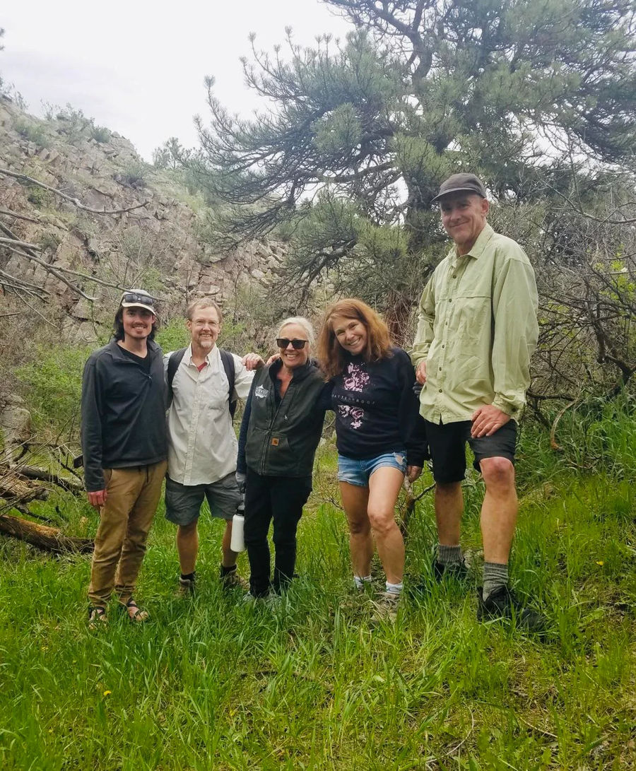 UncleDaddy0:


I (far left) am the same height as my dad (far right).


Иллюзия перспективы&nbsp;человек крайний слева&nbsp;такого же роста, как мой крайний справа.&nbsp;
