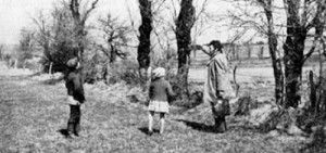 Claude Pavy of GEPAN (the French official program for the study of UFOs) in 1967 with two children at the venue.
Translated by «Yandex.Translator»