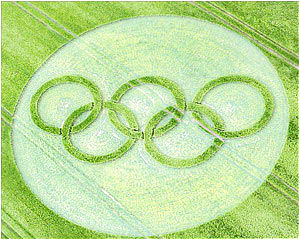 The Circlemakers company received a call from a UK newspaper The Sun. They wanted to come up with a PR move to raise the profile of their campaign for the 2012 Olympic Games in London. They make for them a crop circle with the Olympic logo, consisting of 5 intertwined rings, on a field in Wiltshire.