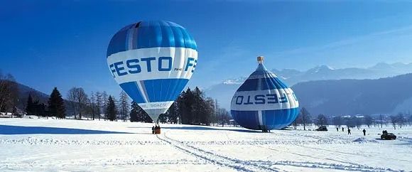 В&nbsp;компании Festo,&nbsp;производящей воздушные шары, среди их обычной продукции есть&nbsp; довольно интересный образец. Выглядит это как обычные воздушные шары, но один из них почему-то&nbsp;летит вверх ногами!

Этот&nbsp;"перевернутый" аэростат&nbsp;выглядит как обычный воздушный шар вверх корзиной. Но это лишь&nbsp;такой дизайн. Пассажиры с комфортом расположились во второй кабине под баллоном.

Ложное паническое впечатление усиливает его нормальный брат-близнец, который часто запускают вместе с «перевернутым» аэростатом.&nbsp;Для чего?&nbsp;Кроме банального усиления контраста, другой причиной необходимости одновременного полета этих "антиподов" является то, что из-за перевернутой каплевидной формы баллона в настоящей корзине «анти-аэростатата» очень плохой обзор.&nbsp;Для страховки&nbsp;и выпускают в сопровождение обычный воздушный шар

Кроме того, если в кабину обычного шара Festo можно, кроме пилота, поместить еще четырех пассажирова, то в «анти-шаре» летит&nbsp;только один пилот.&nbsp;Высота и ширина обоих аэростатов одинаковы, но у перевернутого шара меньше объем баллона. Возможно, такая разница объясняется замысловатым дизайном и ложной корзиной, закрепленной сверху.&nbsp;Летающие "близнецы"&nbsp;фирмы Festo, уже успели стать&nbsp;мировой знаменитостью&nbsp;в кругах воздухоплаваталей.
