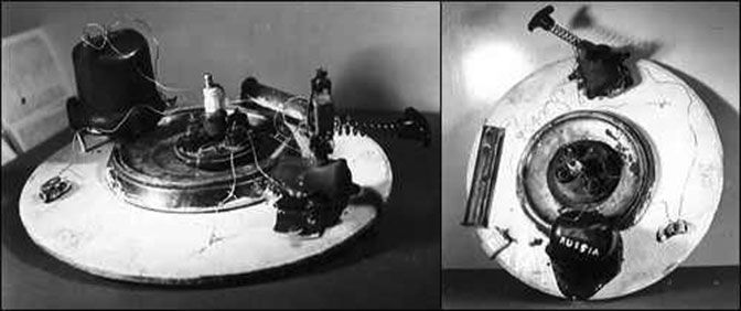 The picture "plates", which is sometimes cited as a photograph of a UFO was found near Roswell.

In fact, she was found not far from Springfield (Il) in July 1947. The FBI indicates that it is a wooden disc, covered with iron, to which is attached the vehicle details, the timer and several brass tubes. In conclusion, given that this is someone's prank.
Translated by «Yandex.Translator»
