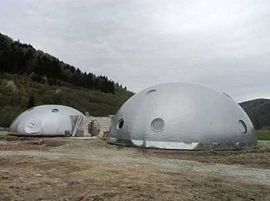 Robert Kamner moved from Bucharest to the Romanian hinterland, and has created an unusual home for his family. To do newly the architect and the Builder decided in the small town of Zarnesti. Camner created a dome-like building, very similar to an unidentified flying object.
Translated by «Yandex.Translator»