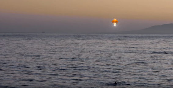 La señalización de la herramienta de Rescue Me Balloon está diseñado para marcar la ubicación de los atribulados de la gente. Especial globo se elevará a una altura de 45 metros. En la noche él se mueva gracias a светящемуся anillo.

Ahora este dispositivo, es posible que aún no ha recibido el carácter masivo, pero ya es algo similar puede ser reproducido en el hogar.
Traducido del servicio de «Yandex.Traductor»