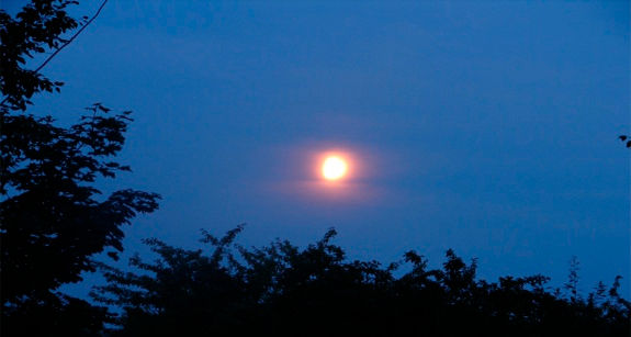 La luna detrás de las nubes de niebla.
Traducido del servicio de «Yandex.Traductor»