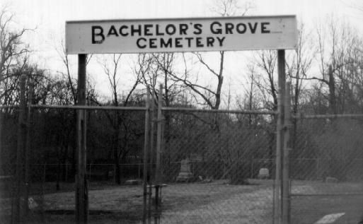 Cemetery Bachelors Grove
Translated by «Yandex.Translator»