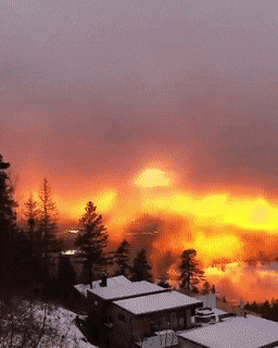 Oslo (Noruega). Puesta de sol teñe la niebla en su color de fuego.
Traducido del servicio de «Yandex.Traductor»