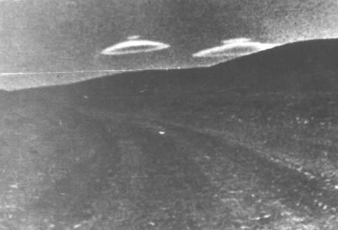 Сразу два линзовидных облака. Снимок Омара Ламператти, Аргентина, 1965 г.
