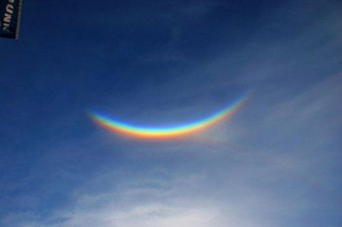 Muchos llaman a este fenómeno natural inusual el arco iris invertido, aunque en realidad este fenómeno óptico es uno de los fenómenos del Halo y se llama "arco circunnavegado".Este fenómeno parece un arco iris brillante en el cenit, y se observa cuando el Sol está por encima del horizonte no más de 32 grados. El arco circunnavegado es un Halo parcial, cuyo Tamaño es una cuarta parte del círculo, en la parte inferior de la cual se encuentra.Las gotas de humedad cristalizadas, refractando la luz, crean un efecto Visual del arco iris, cuya observación óptima es posible a un ángulo de aproximadamente 22 grados. La mayoría de las veces, este fenómeno inusual se observa en regiones dominadas por bajas temperaturas.
