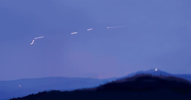 Foto: Charles Braswell Jr.6º lugar. Luces de la cordillera de Brown Mountain (Brown Mountain)En Carolina del Norte (Carolina del Norte) hay muchos lugares desde donde es fácil observar estas misteriosas luces. Los primeros investigadores que se dedicaron al estudio del curioso fenómeno inicialmente pensaron que era solo la luz de los faros que se reflejaba en el aire. Tal explicación común fue refutada más tarde, ya que el brillo también se vio después de una gran inundación cuando no había autos (o botes) en las carreteras locales.Algunos escépticos creen que el área de Brown Mountain Ridge en realidad presenta 2 fenómenos separados, que se pueden observar en 2 lugares diferentes. Por ejemplo, desde la plataforma De observación de Wiseman View (Wiseman's View), el brillo parece que proviene de un bosque, y algo así como jugar con linternas de mano. El cuento indio narra los fantasmas de las esposas que buscan a sus maridos, caídos en combate. Si este mito está relacionado con las luces de las montañas Brown Mountain, significa que no tienen nada que ver con las linternas y los turistas, que en esos tiempos y en la memoria no existían.Se cree que son las luces de Brown Mountain Ridge las que aparecen en el cielo y no en medio de los árboles. Érase una vez, la gente pensaba que la luz provenía de una locomotora que cruzaba las colinas, lo que explicaba por qué los lugareños a menudo veían este brillo todas las noches al mismo tiempo. Sin embargo, el tren en cuestión es diferente porque tiene 2 luces delanteras en lugar de una. Más tarde, gracias a viejos informes escritos, se descubrió que las luces de Brown Mountain comenzaron a surgir en el área casi al mismo tiempo que la aparición de la iluminación eléctrica aquí. Tal vez la luz de las linternas se refleja en las nubes y, por ciertas razones, es visible en lugares específicos donde aparece y luego desaparece.