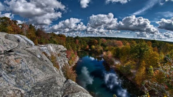 El bosque de freetown (estados unidos)

Este tramo de bosques en el territorio de massachusetts en estados unidos de 520 kilómetros cuadrados llaman "la maldición". Su informal nombre – "Бриджуотерский triángulo". En él se puede encontrar objetos voladores no identificados, misteriosas mutilados de los animales y, por supuesto, los fantasmas. Todo esto se debe a que en el bosque se encuentran los antiguos indios de la tumba. En nuestros días allí pasan con frecuencia el homicidio y el suicidio, se realizan rituales ocultistas, incluyendo los sacrificios.
 
Traducido del servicio de «Yandex.Traductor»