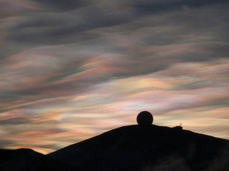 Polares estratosféricos de la nube.

Polares estratosféricos las nubes se forman a una altura de 20-30 kilómetros. Su otro nombre es perla. Se forman en las zonas frías de la estratosfera. Las nubes son de colores gracias a los pequeños cristales de agua y ácido nítrico, de los que están compuestos, y también, naturalmente, los rayos del sol.
Traducido del servicio de «Yandex.Traductor»