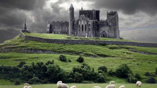 El Castillo De Поумрой

Названынй así en honor de su familia, que allí mucho tiempo vivió. Y se hizo famosa crueles hechos, incluso para los estándares de un tiempo, bastante intolerante y agresivo. Y en el castillo hasta ahora se puede encontrar margaret Поумрой y su lejano pariente, que aún en vida de famosos, crueles asesinatos. La primera – de su hermana, y la segunda en la de su hijo. Severas entonces, los tiempos eran muy severas.
Traducido del servicio de «Yandex.Traductor»