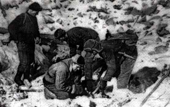 The first to reach the crash site were Far Eastern geologists F. K. Shipulin, L. T. Tatarinov, V. A. Yarmolyuk and V. V. Onikhimovsky (from left to right), who examined crater craters and discovered the first fragments of meteorite iron. End of February 1947