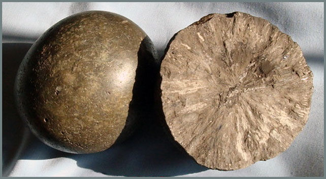 Phosphate. The appearance and chip of a typical ball phosphorite nodules radial structure. Podolia, Ukraine
Translated by «Yandex.Translator»