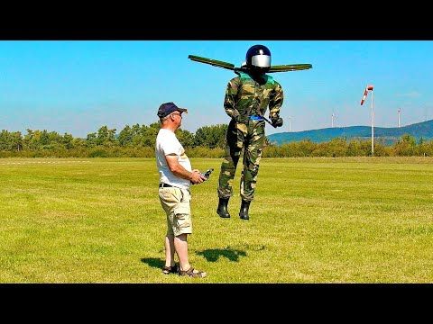 Fotograma del vídeo.Drone con maniquí inflable