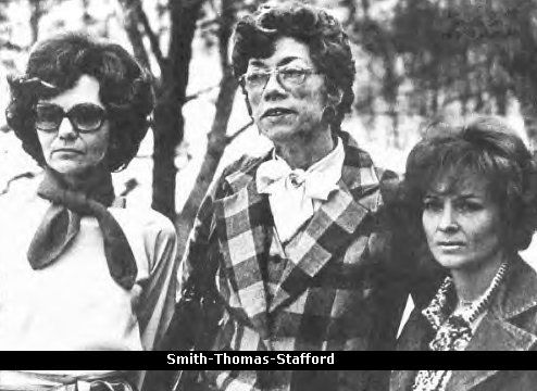 Tres mujeres secuestradas cerca de Stanford, Kentucky. De izquierda a derecha: Louise Smith, Elaine Thomas, Mona Stafford. (autor: Jerome Clark)