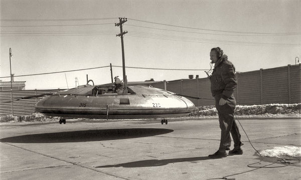 AVROCAR VZ-9AV (1952 - 1961)Inicialmente, el Avrocar fue concebido como un avión de despegue y aterrizaje vertical (VTOL), capaz de moverse a velocidades de hasta 4 Mach. Durante la guerra fría, las pistas tradicionales de los aeropuertos fueron vistas como objetivos fáciles de atacar. Con una flota de aviones de despegue y aterrizaje vertical, los Estados Unidos podrían construir aeropuertos subterráneos protegidos de los bombarderos soviéticos. El Avrocar subía por la mina y luego se alejaba a una velocidad supersónica.
La forma del disco de Avrocar y su capacidad para flotar se asemejan a los platillos voladores que asociamos con Fuentes extraterrestres, pero el proyecto nunca se movió de un punto muerto, tanto literal como figurativamente. Desde el principio, el diseño era inestable y era difícil de volar. A través de extensas pruebas y modificaciones, el Avro Aircraft Limited de Canadá pudo mejorar la estabilidad, pero el Avrocar aún podía flotar solo a unos tres pies de altura y moverse a velocidades que no superaban las 35 mph.