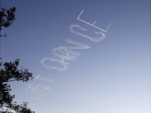 Skywriting es un cuadro de texto en el cielo, que hace un pequeño avión con el uso de humo.

En el cielo de Манхеттеном aparecían enormes título "Lost Our Lease", "Last chance" y "Now open".
Traducido del servicio de «Yandex.Traductor»