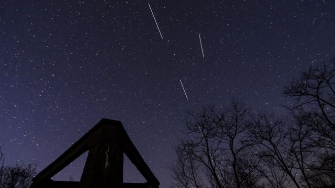 EpaImágenes de acción prolongada de satélites sobrevolando Hungría.