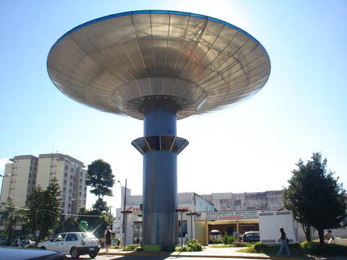 El monumento de ovnis en la ciudad de Varginha. En él se pueden encontrar ecos de la historia sobre la visita инорланетян y de naves espaciales en cada esquina.
Traducido del servicio de «Yandex.Traductor»